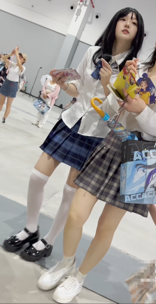 【裙底偷拍】011-JK制服骚妈妈带着JK女儿逛街·过膝袜白内前后CD-绿猫资源站
