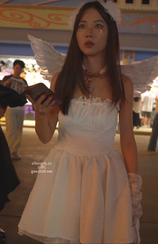 【裙底偷拍】006-天使裙美女白丝吊带袜,弯腰被开灯CD..内裤湿了-绿猫资源站