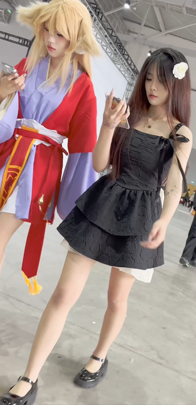 【裙底偷拍】009-精神小妹和闺蜜逛街·短裙淡灰色内内前后CD-绿猫资源站