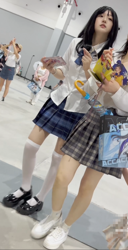【裙底偷拍】011-JK制服骚妈妈带着JK女儿逛街·过膝袜白内前后CD-绿猫资源站
