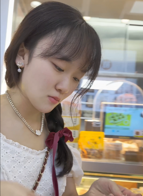 【裙底偷拍】015-长裙学生妹逛街买甜品·白色内内夹进翘臀里超清CD-绿猫资源站