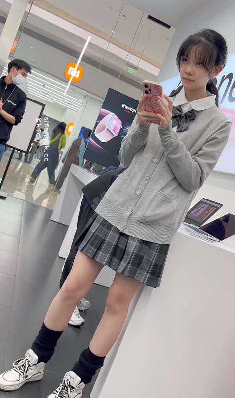 【裙底偷拍】017-制服JK学生妹逛街专注玩手机·短裙粉色内内萌萌哒-绿猫资源站