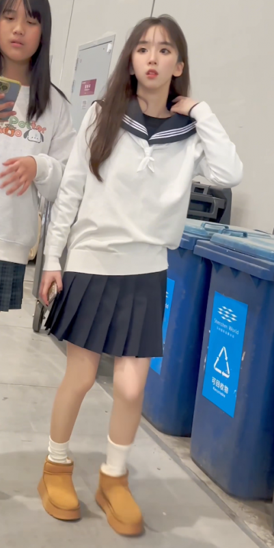 【裙底偷拍】019-JK制服学生妹和闺蜜逛街·肉色丝袜白色半透内内前后CD-绿猫资源站